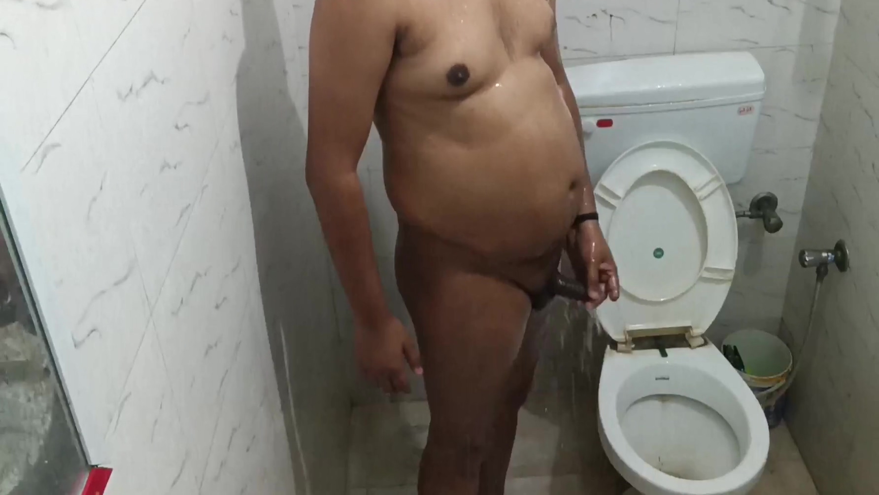Sunday Ko Nangapan Karte Hue Washroom Me