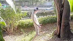 幹線道路沿いの道沿いで全裸になりました。