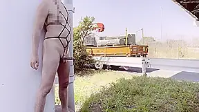 路上で全裸になって車に観られながら射精する変態