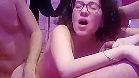 Enceinte elle baise dans un gang bang hard
