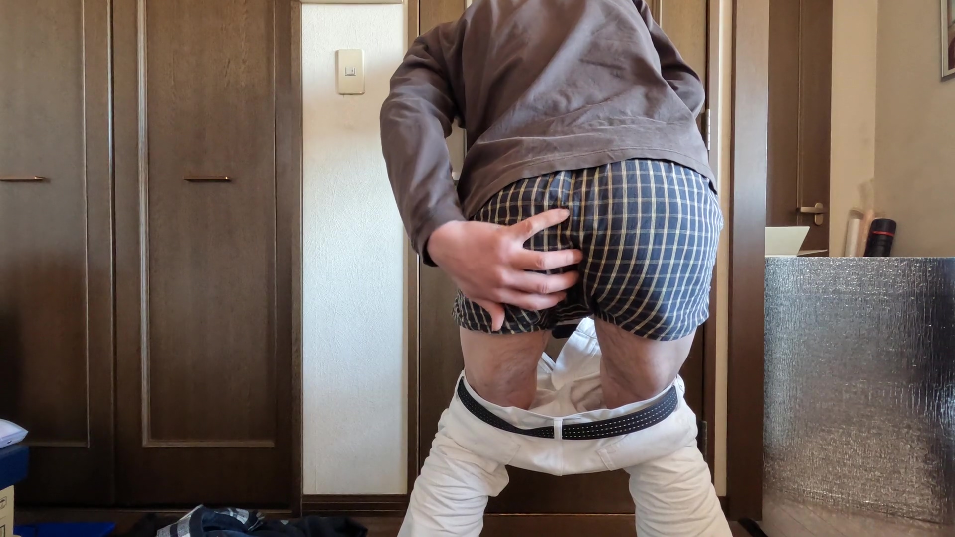 A Man Who Wants To Show Off Is Masturbating His Butt Alone