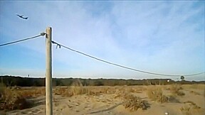 Follan en la playa y se les acerca un miron