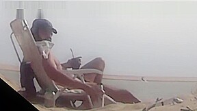 URUGUAYO TOMANDO MATE EN PLAYA NUDISTA